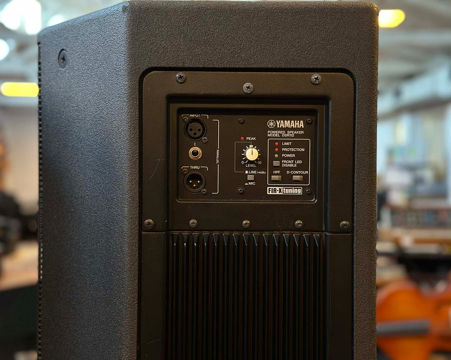 YAMAHA DSR112 Bi-Amped Powered Speaker Bundle w/ two Speaker Stands and Carry Bag