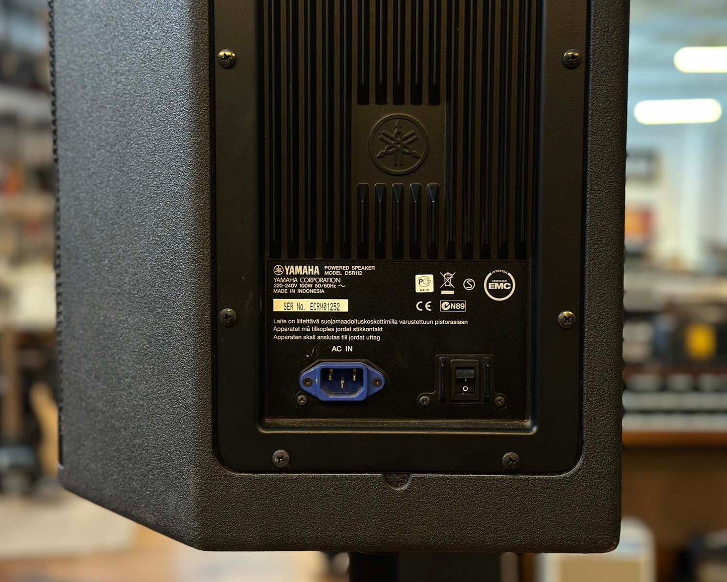 YAMAHA DSR112 Bi-Amped Powered Speaker Bundle w/ two Speaker Stands and Carry Bag