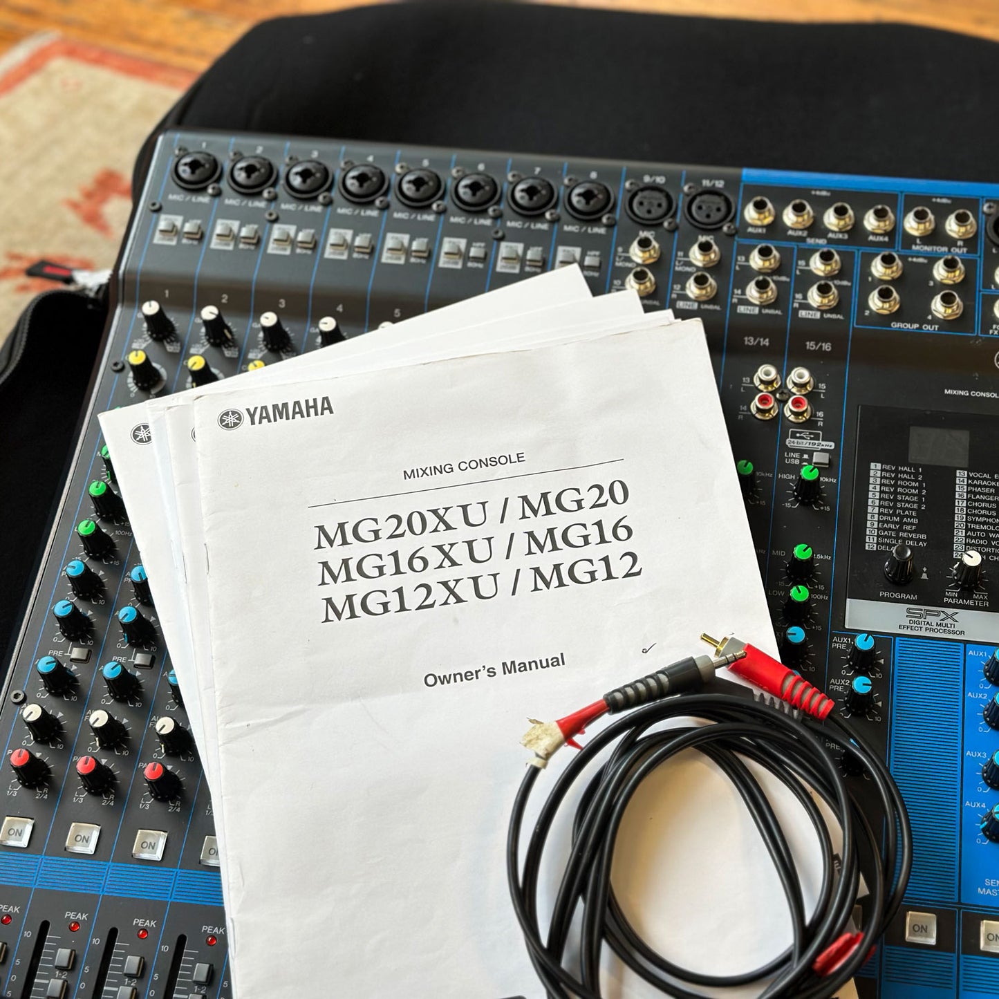 YAMAHA MG16XU 16 Channel Mixer w/Gator Gig Bag