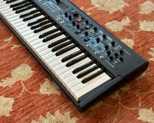 Load image into Gallery viewer, YAMAHA YC61 61-Key Synthesizer/Stage Keyboard
