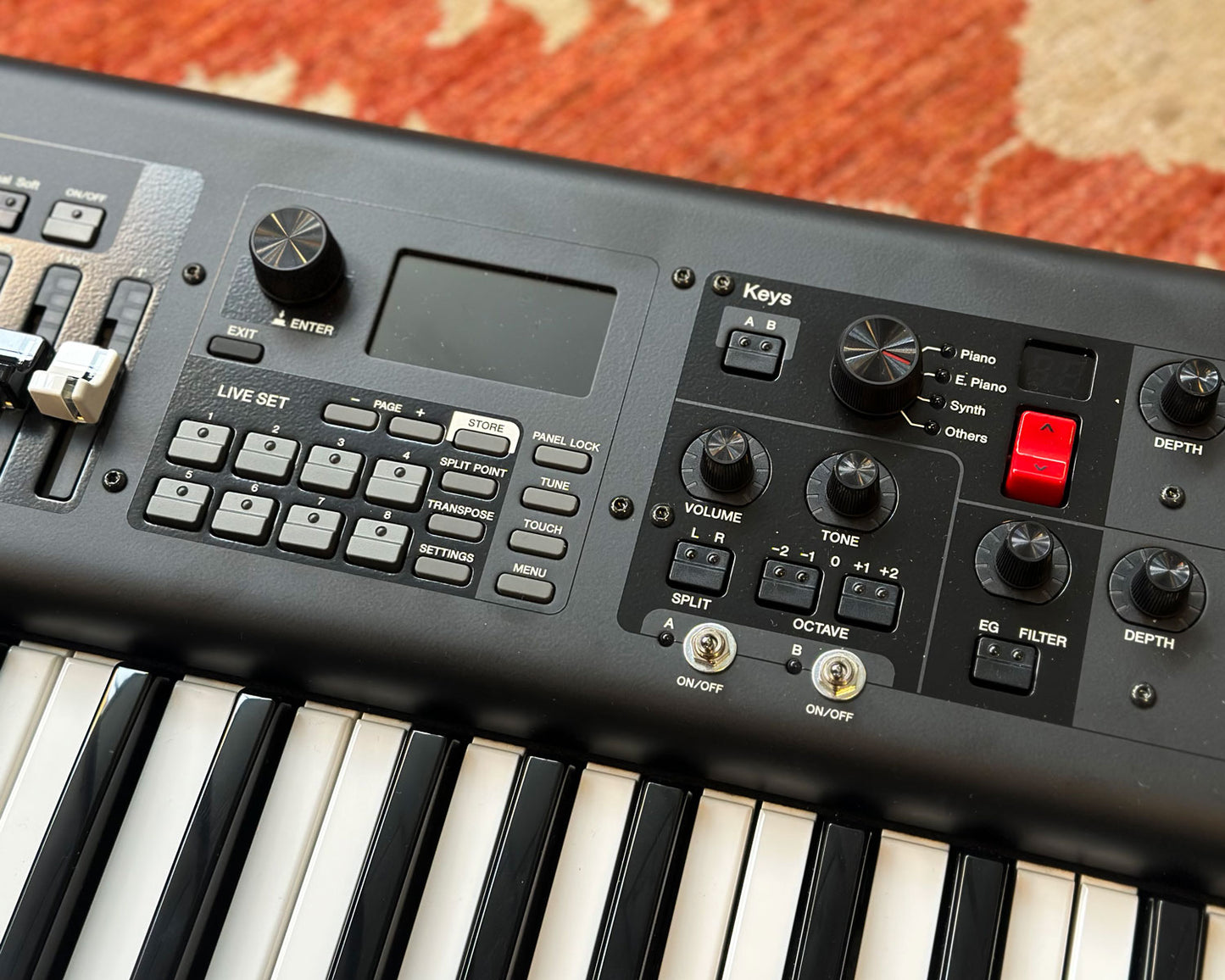 YAMAHA YC61 61-Key Synthesizer/Stage Keyboard