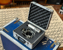 Load image into Gallery viewer, sE Electronics 2200a Condenser w/ Case and Accessories
