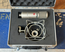 Load image into Gallery viewer, sE Electronics 2200a Condenser w/ Case and Accessories
