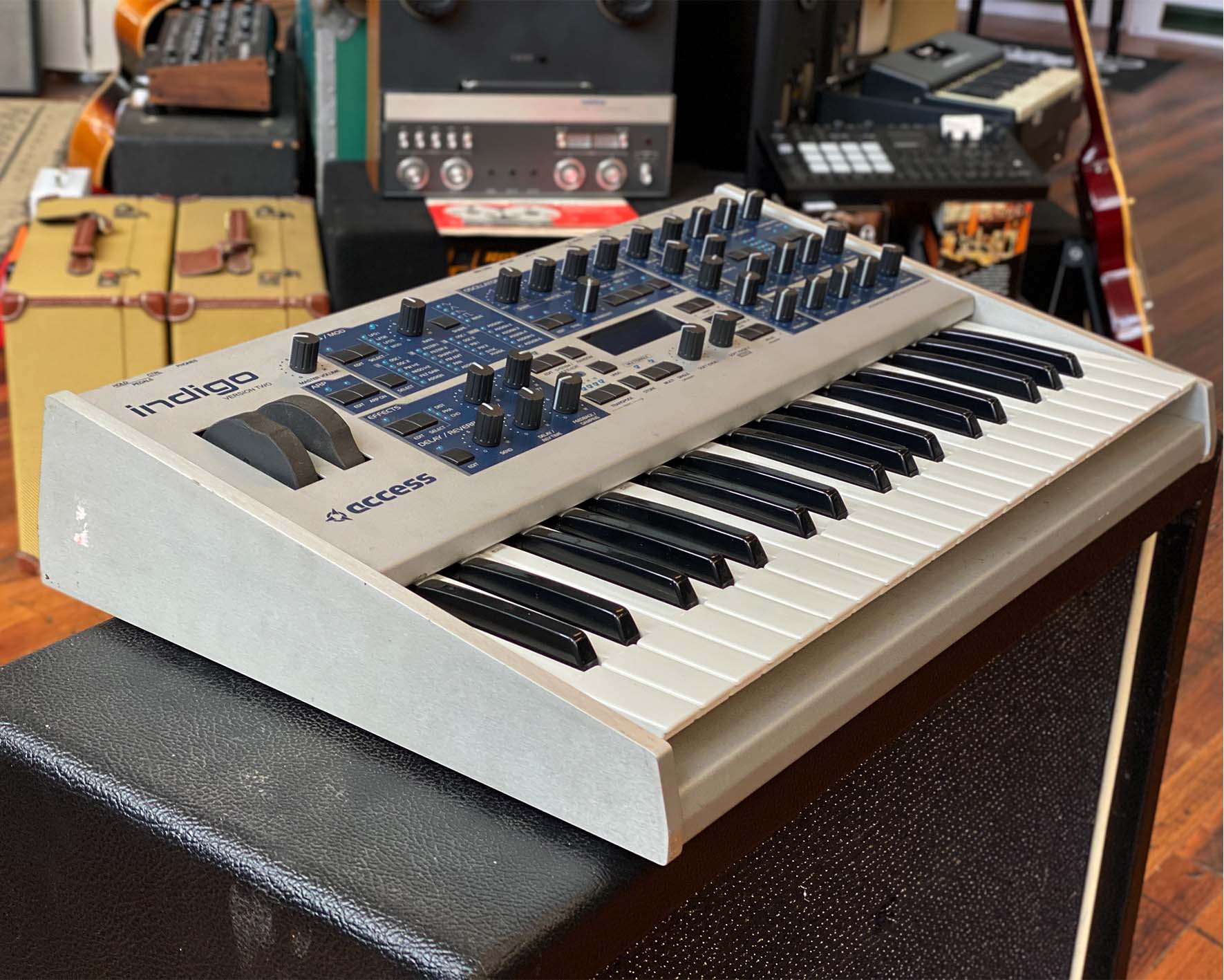 ACCESS VIRUS INDIGO 2 ハードケース付き ACCESS VIRUS INDIGO 2 ハードケース付き access virus indigo2