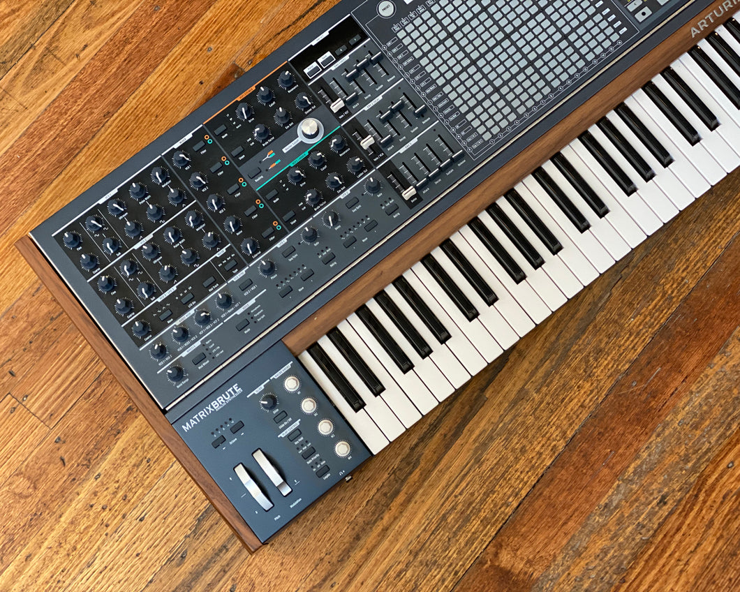 Arturia MatrixBrute w/ Flight Case