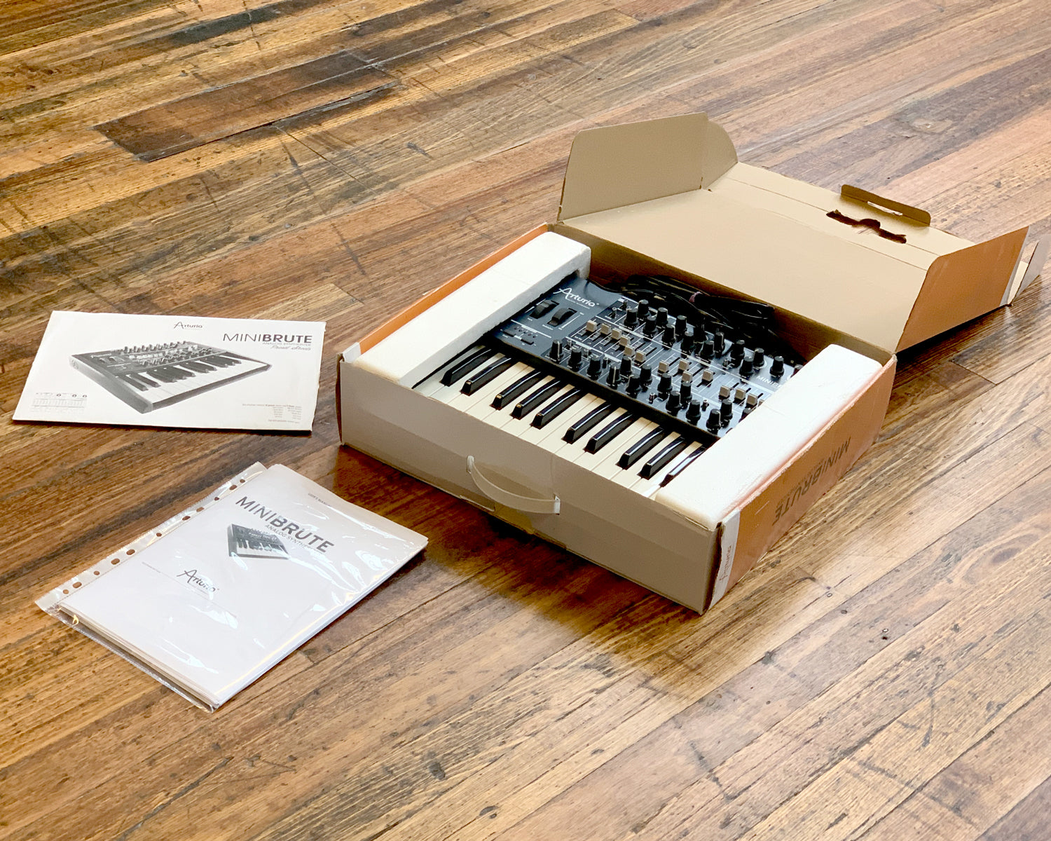 即発送 Arturia MINIBRUTE 付属品揃ってます Arturia MiniBrute 25-Key Synthesizer – BuyOrBorrow Music