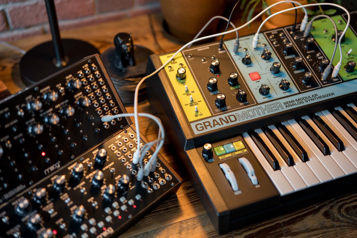 Moog Grandmother 👵 Semi-Modular Analog Synthesizer