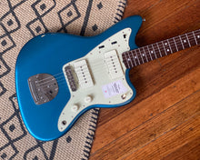 Load image into Gallery viewer, Fender 2021 Limited Edition - Traditional 60s Jazzmaster - Roasted Maple Neck - Lake Placid Blue
