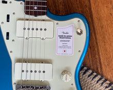 Load image into Gallery viewer, Fender 2021 Limited Edition - Traditional 60s Jazzmaster - Roasted Maple Neck - Lake Placid Blue
