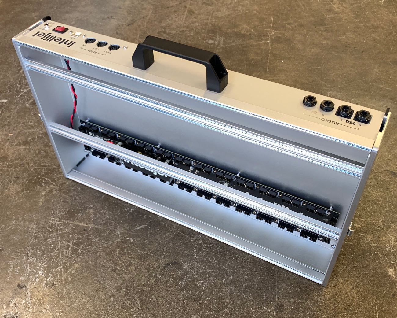 Intellijel 7U Performance Case 2x3U & 1x1U 84HP - Silver Intellijel 7U Performance Case 2x3U & 1x1U 84HP - Silver