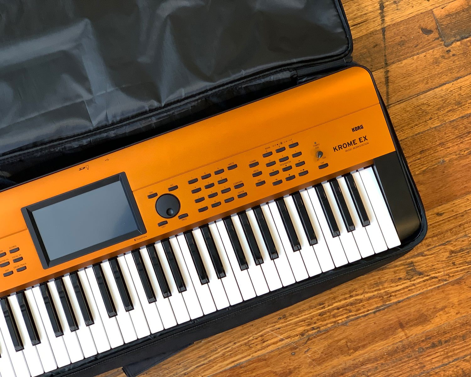KORG Krome EX 61-Key Music Workstation w/ Soft Case - Ltd. Edition
