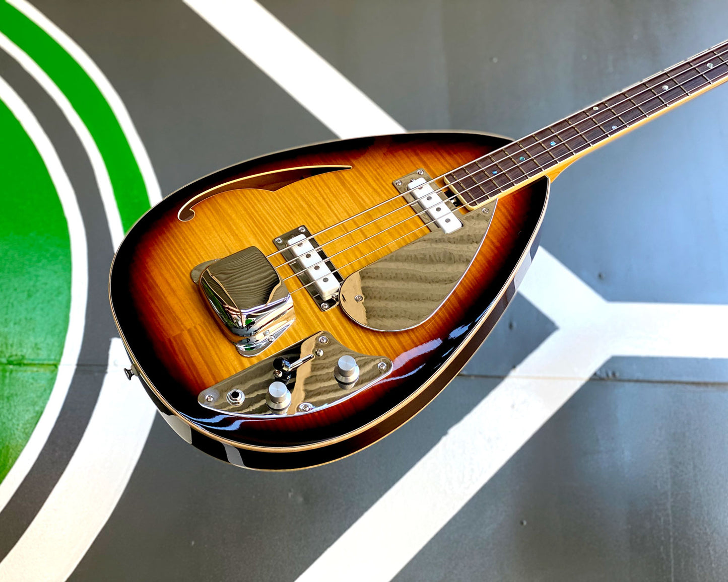 Limited Edition VOX Teardrop Bass - Sunburst