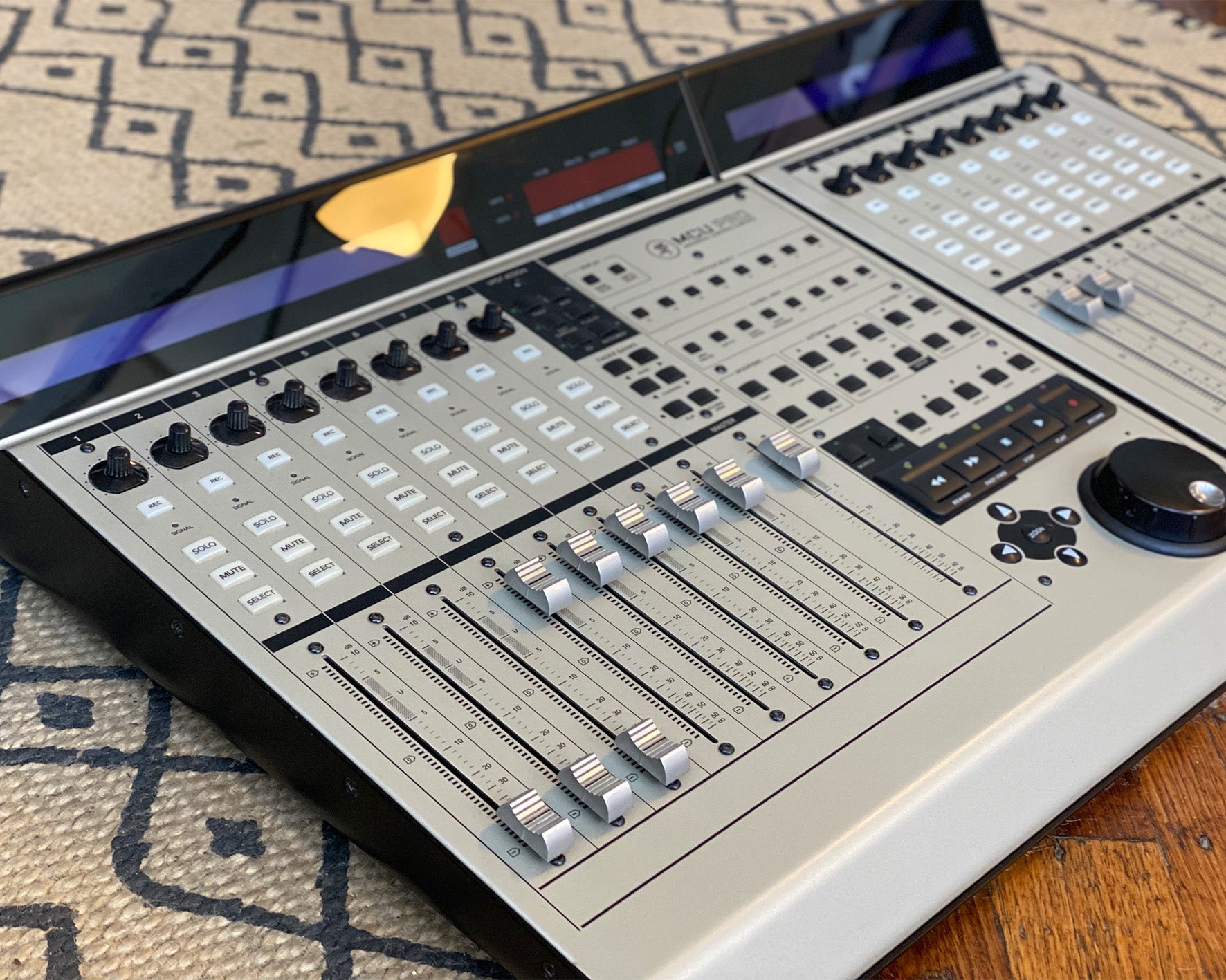 MACKIE MCU Pro DAWコントロールサーフェス