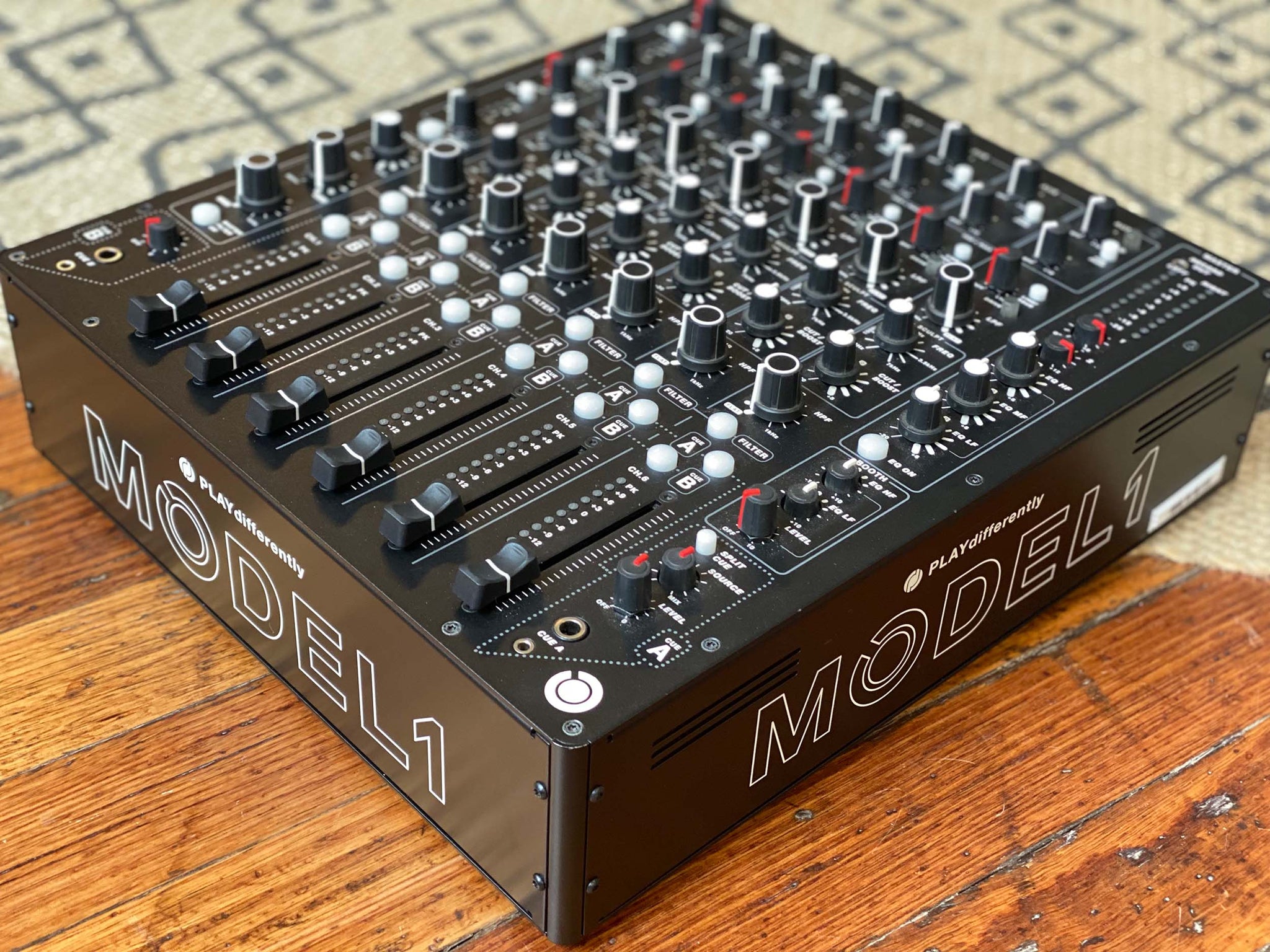Playdifferently 深め MODEL 1 DJミキサー