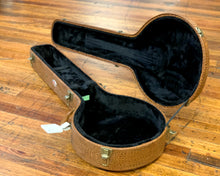Load image into Gallery viewer, Xtreme HC3090 Banjo Case - Brown Croc Vinyl
