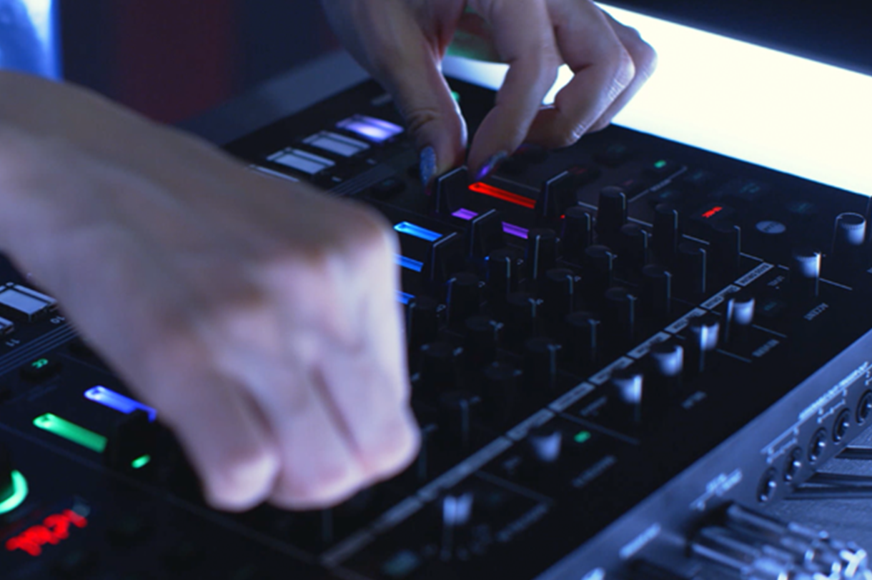 Roland TR-8S Rhythm Performer Drum Machine w/ Sample Playback